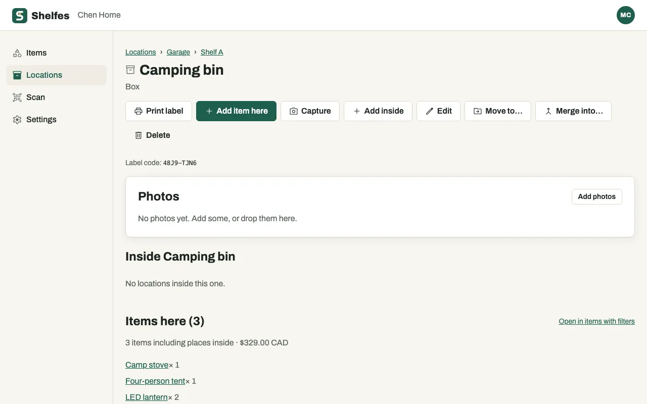 Ein Campingbehälter in Shelfes mit Zelt, Kocher und Laterne darin