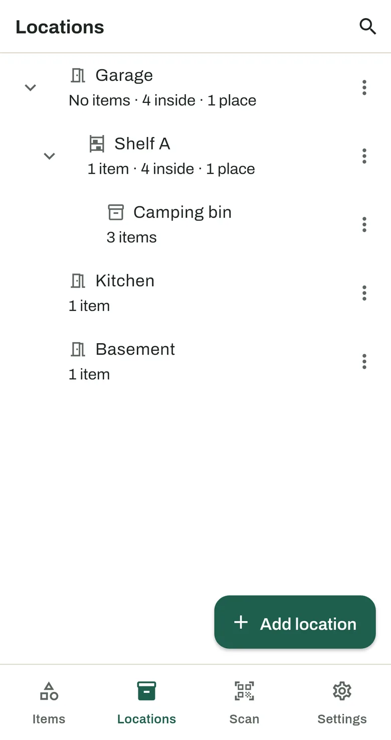 Die Orte-Ansicht: eine Garage mit Regal A und einem Campingbehälter darin, dann eine Küche und ein Keller.