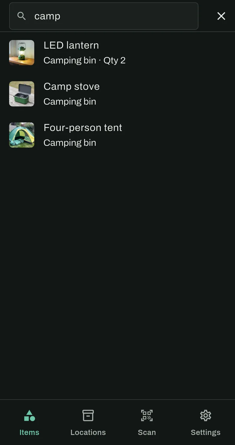 Die Shelfes-App auf einem Handy: Eine Suche nach „camp“ listet eine Laterne, einen Campingkocher und ein Zelt, jeweils mit dem Behälter, in dem sie sind.