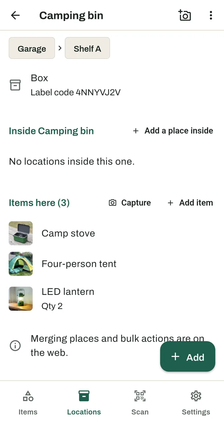 La app Shelfes muestra el contenedor de campismo en Cochera, Repisa A, con el mismo código que la etiqueta impresa.