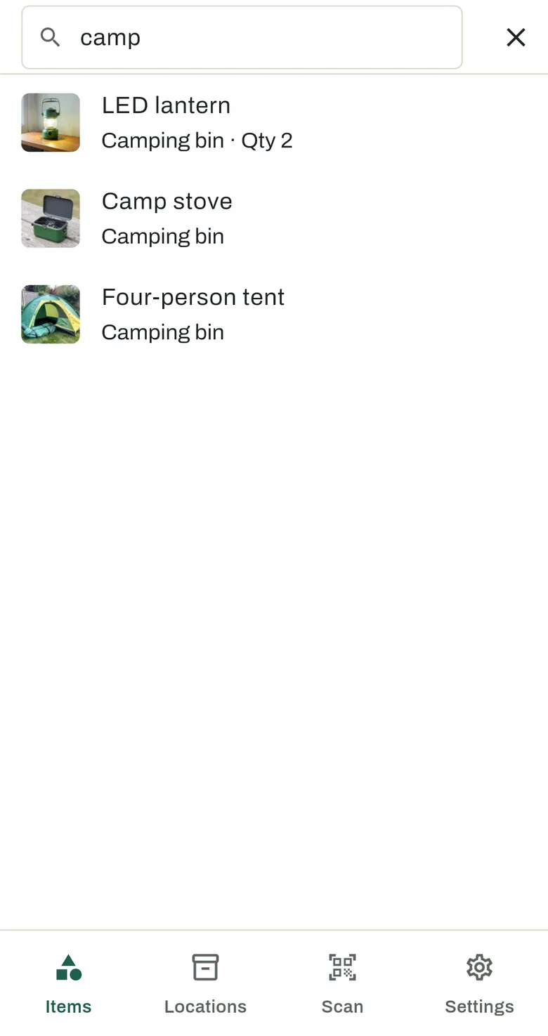 La app Shelfes en un teléfono: una búsqueda de “camp” muestra una lámpara, una estufa de campismo y una casa de campaña, cada una con el contenedor donde está.