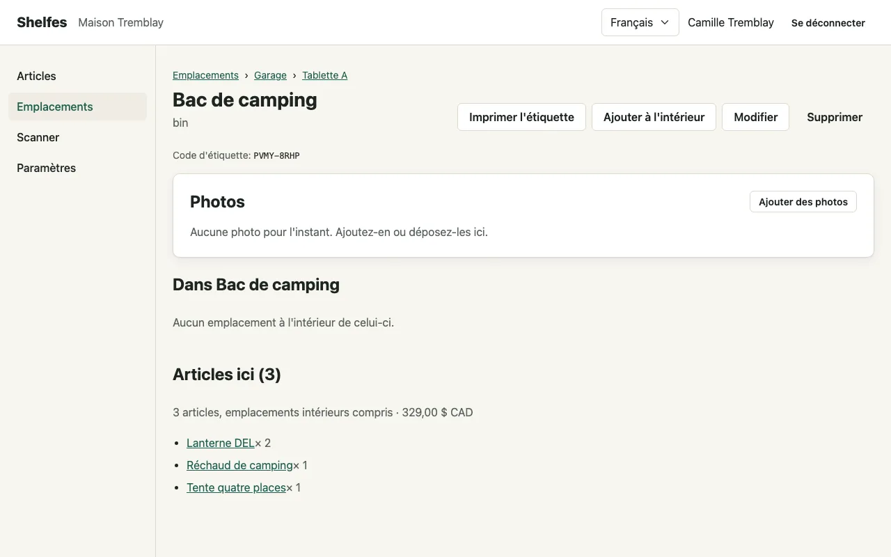 Un bac de camping dans Shelfes listant la tente, le réchaud et la lanterne qui y sont rangés