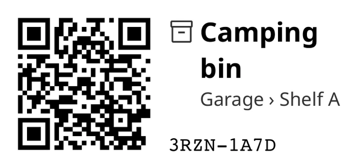 Uma etiqueta impressa do Shelfes: um QR code, o nome Organizador de camping, o lugar dele na garagem e um código curto.