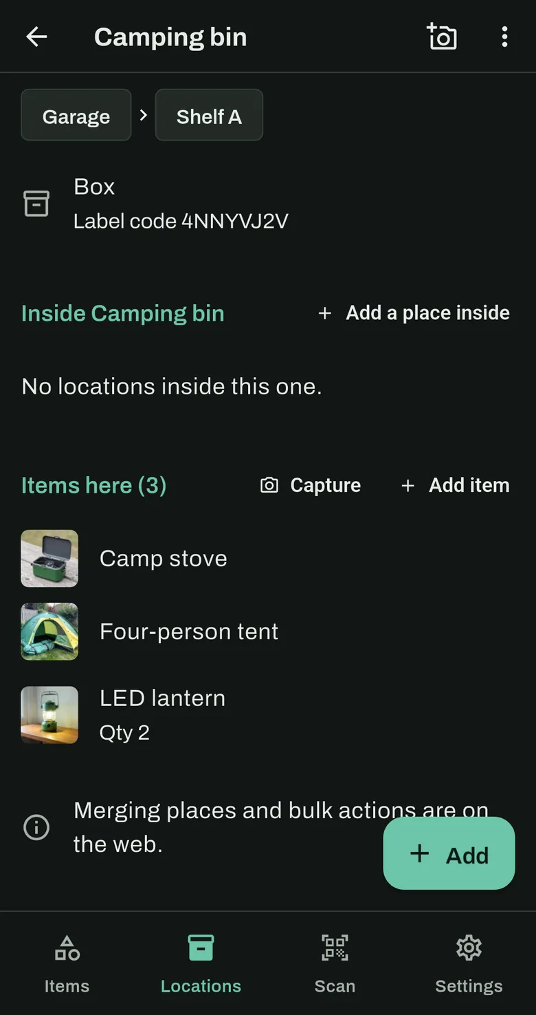 O app Shelfes mostrando o organizador Camping em Garagem, Prateleira A, com o mesmo código da etiqueta impressa.